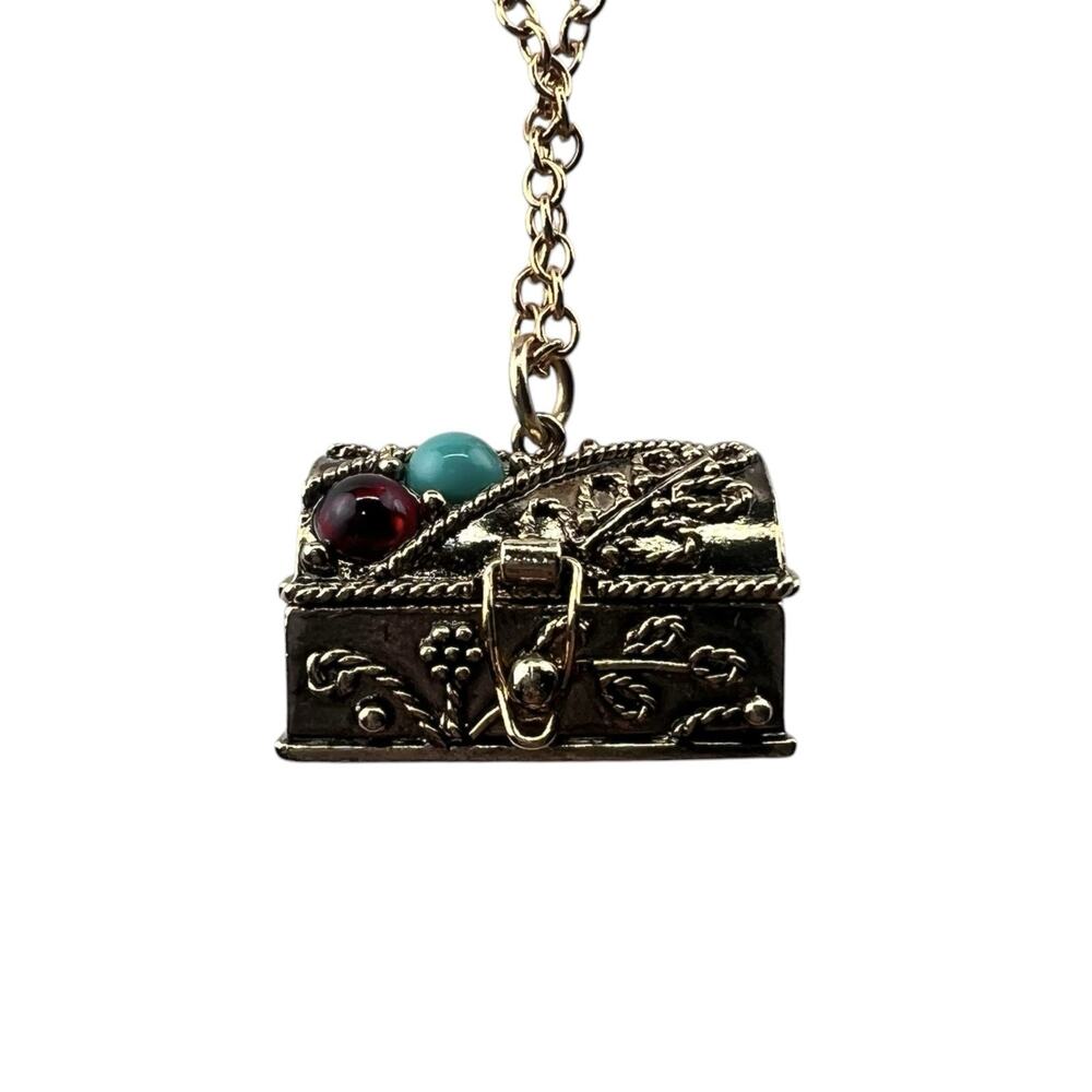 Avon Vintage 1974 Queen's Ransom 24" Necklace Pill Box Charm Pendant in Box